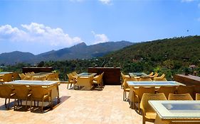 Hotel Whispering Winds Kasauli 3*